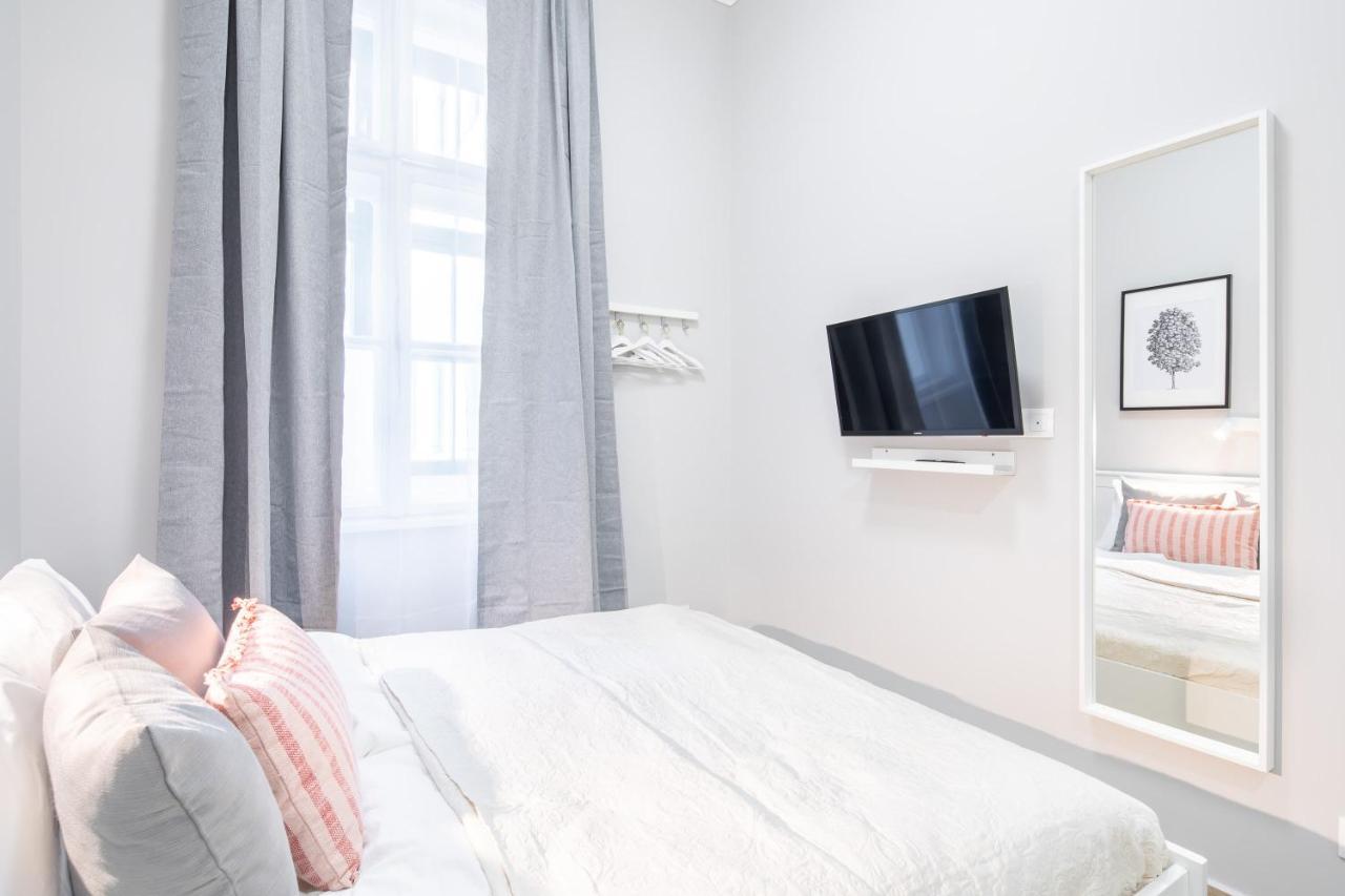 New - Central And Modern Studio Будапеща Екстериор снимка