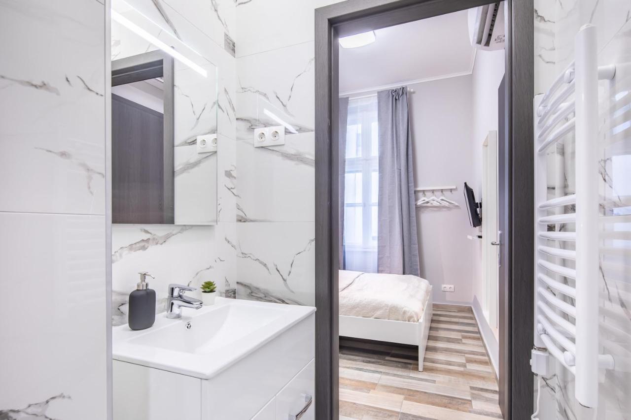 New - Central And Modern Studio Будапеща Екстериор снимка